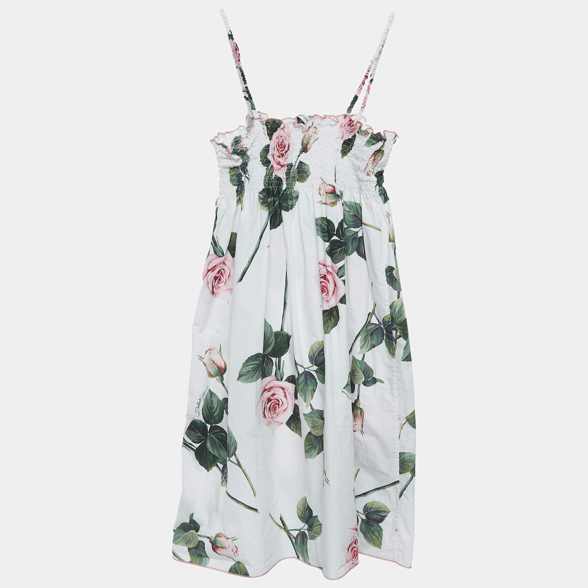 Conçue pour les 11-12 ans, cette robe en coton blanc Dolce and Gabbana bénéficie d'une construction méticuleuse et d'un grand confort. L'imprimé floral ajoute une touche de beauté, créant ainsi une pièce à la pointe de la mode pour votre jeune