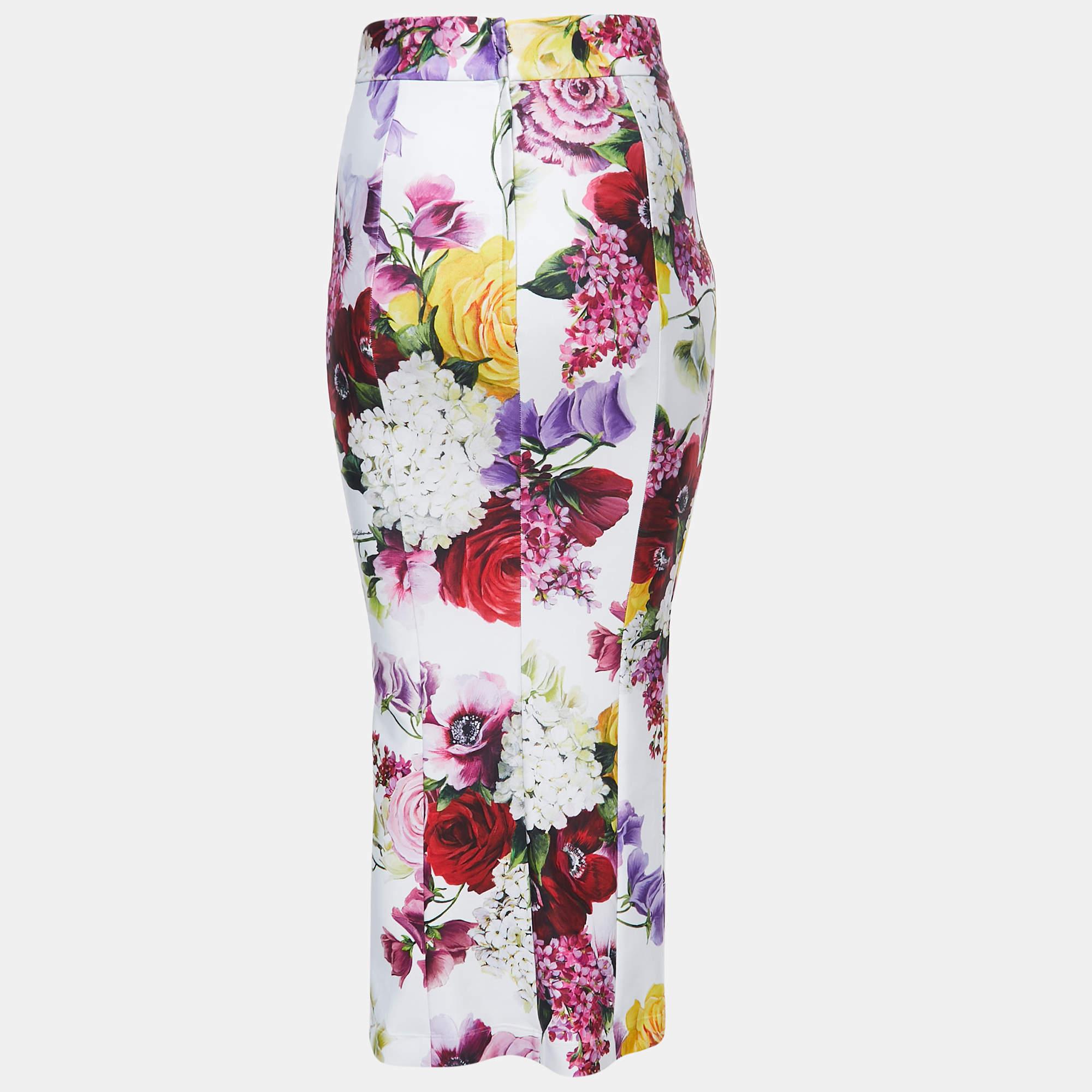 Refresh your summer wardrobe by adding this beautiful skirt from Dolce & Gabbana. Creatively made and featuring a poised style, this skirt will make you look absolutely elegant.

