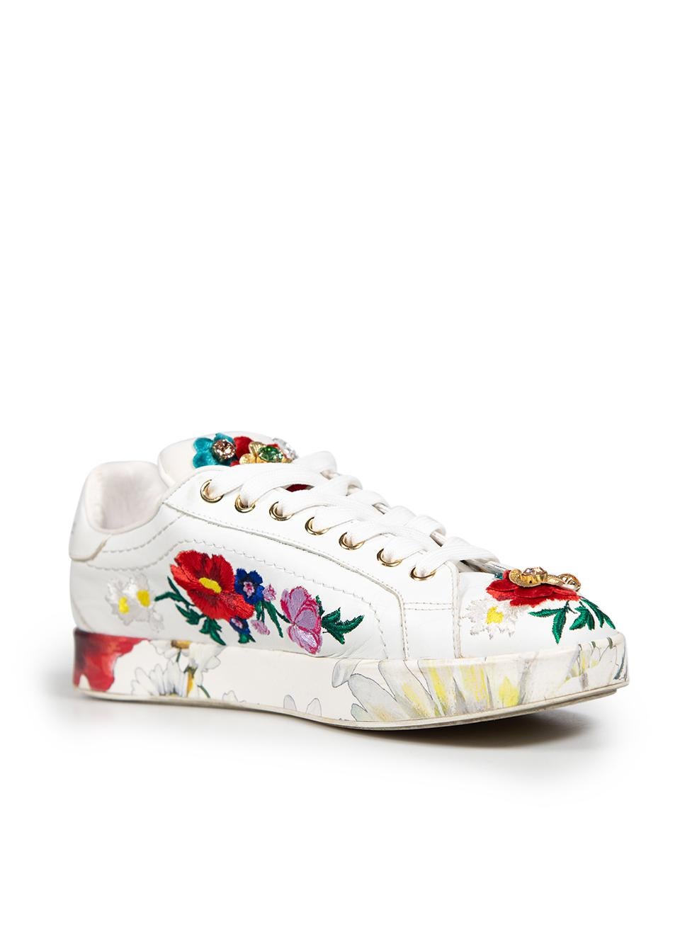 CONDITION is Good. Minor wear to trainers is evident. Light signs of wear to midsoles with discolouration marks, light cracking of leather on the pull tabs at the back, scratches to the back counters and discolouration marks on the tongues of both