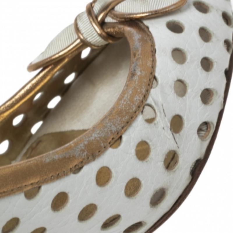 Dolce & Gabbana White/Gold Perforated Leather Bow Detail Peep Toe Pumps Size 41 In Fair Condition For Sale In Dubai, Al Qouz 2