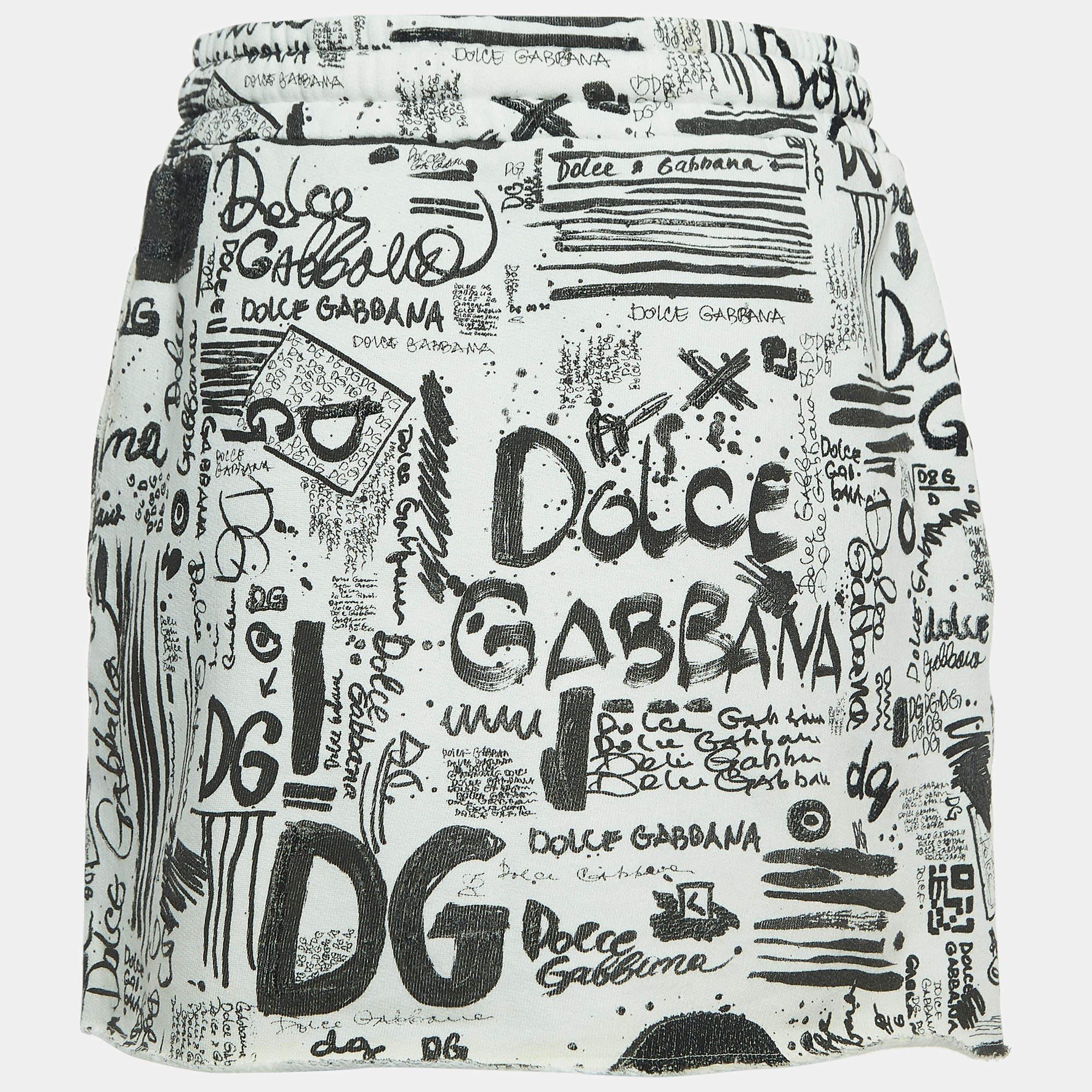 Make a fashionable edit with this Dolce & Gabbana skirt. It is made of a cotton blend and the simple silhouette is covered in graffiti prints.


