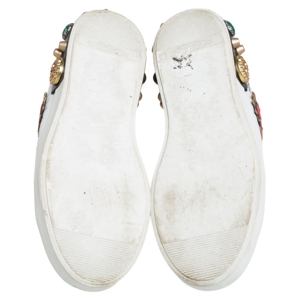 Dolce & Gabbana White Graffiti Printed Portofino Low Top Sneakers Size 37.5 In Good Condition In Dubai, Al Qouz 2