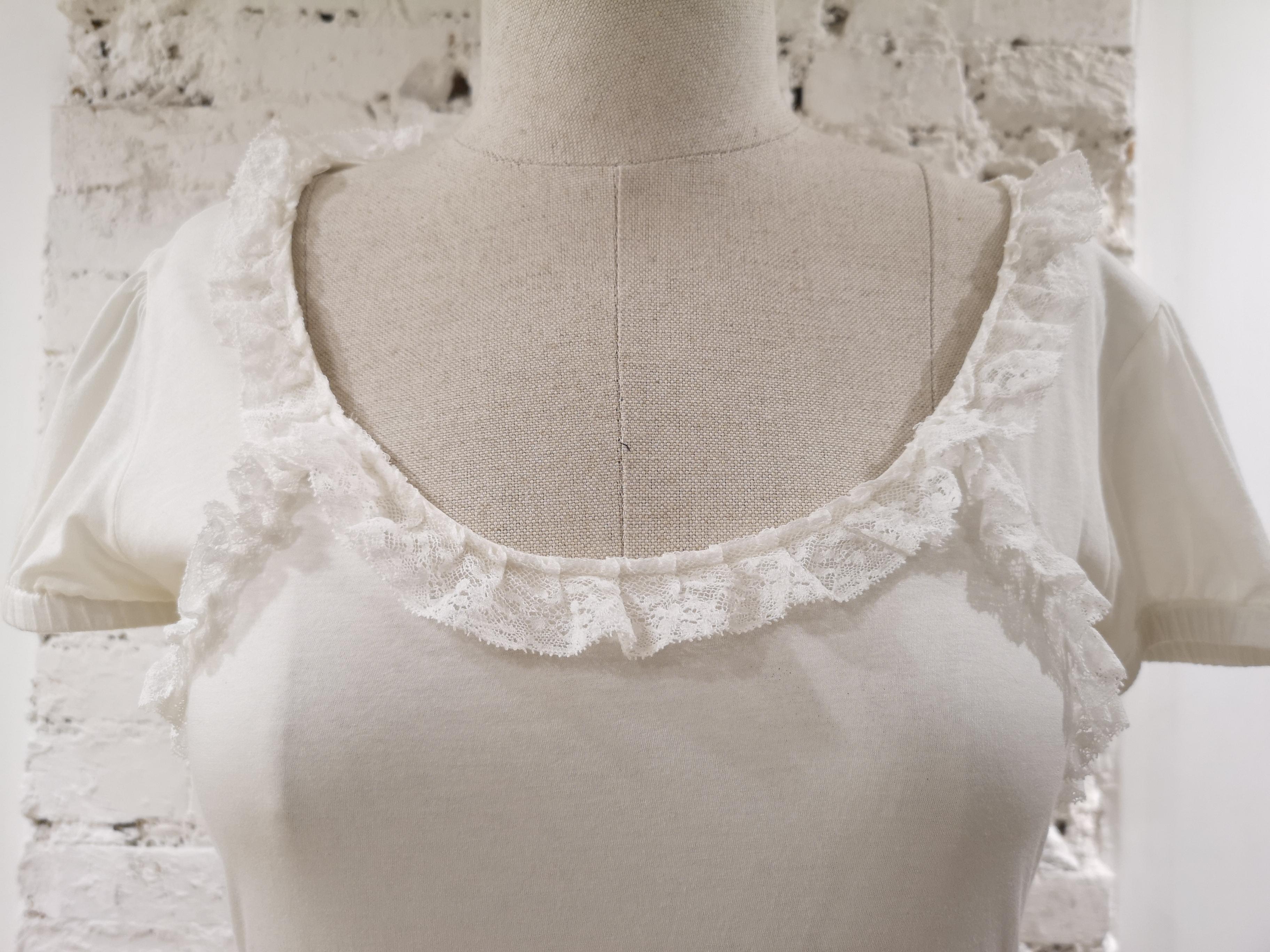 Dolce & Gabbana T-Shirt aus Baumwolle mit weißer Spitze
vollständig in Italien hergestellt in Größe 44