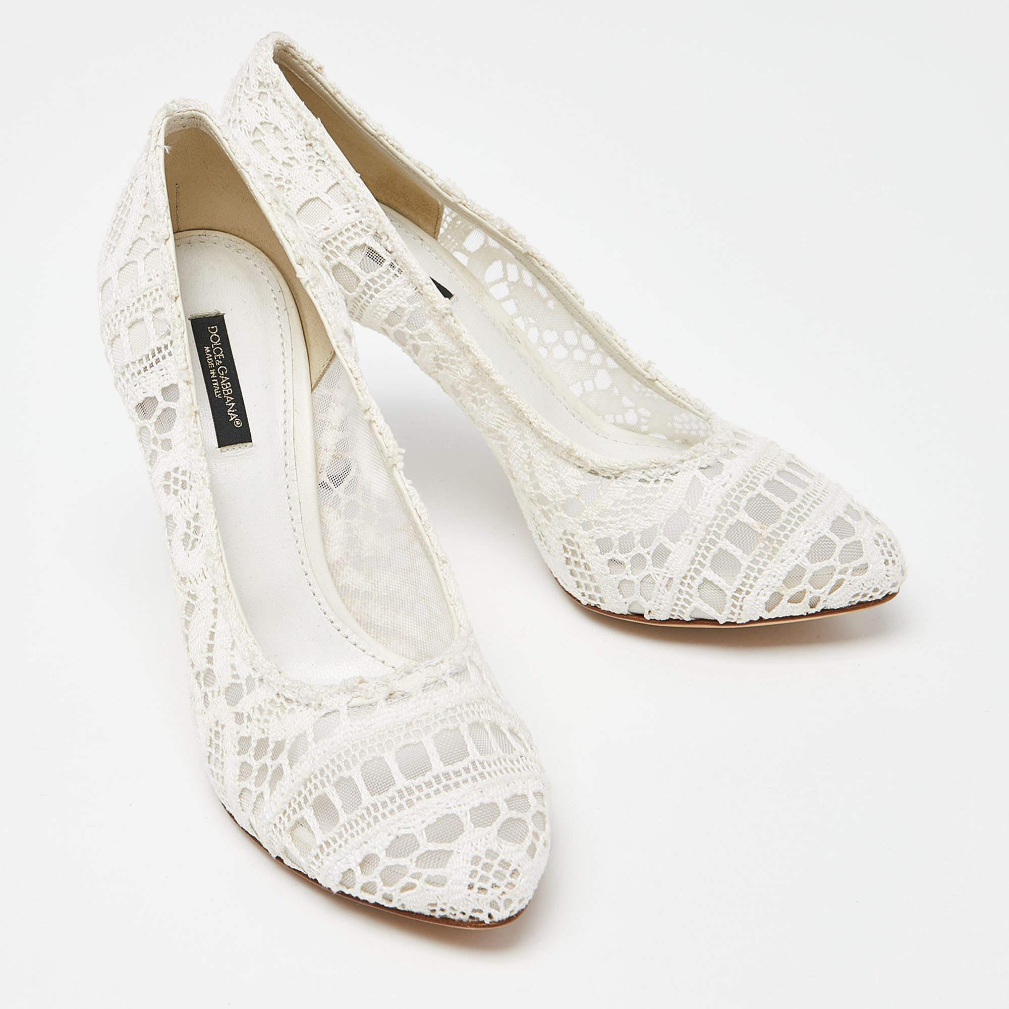 Dolce & Gabbana White Lace Pumps Size 37 In Good Condition For Sale In Dubai, Al Qouz 2