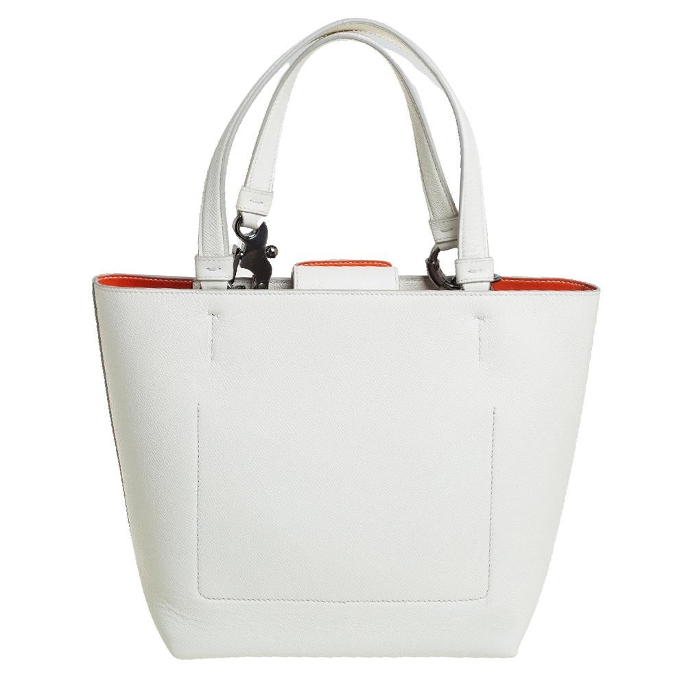 This Beatrice tote from Dolce & Gabbana brings function and style! It has been crafted using white leather and decorated with the #DG detail at the front. The bag is held by two handles and is equipped with a spacious interior capable of holding all