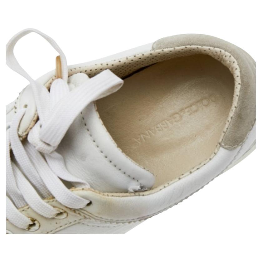 Ein Paar Ledersneakers, die einem allen Komfort dieser Welt verleihen. Mit diesen Designer-Sneakern wird jeder Schritt zum Kinderspiel. Sie wurden von Dolce & Gabbana entworfen und sind in Weiß gehalten, mit Schnürung auf dem Vorderblatt und