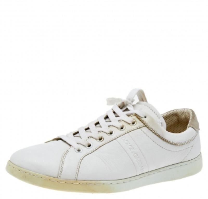 Dolce & Gabbana Weiße Low Top-Turnschuhe aus Leder Größe 43 im Zustand „Relativ gut“ in Dubai, Al Qouz 2