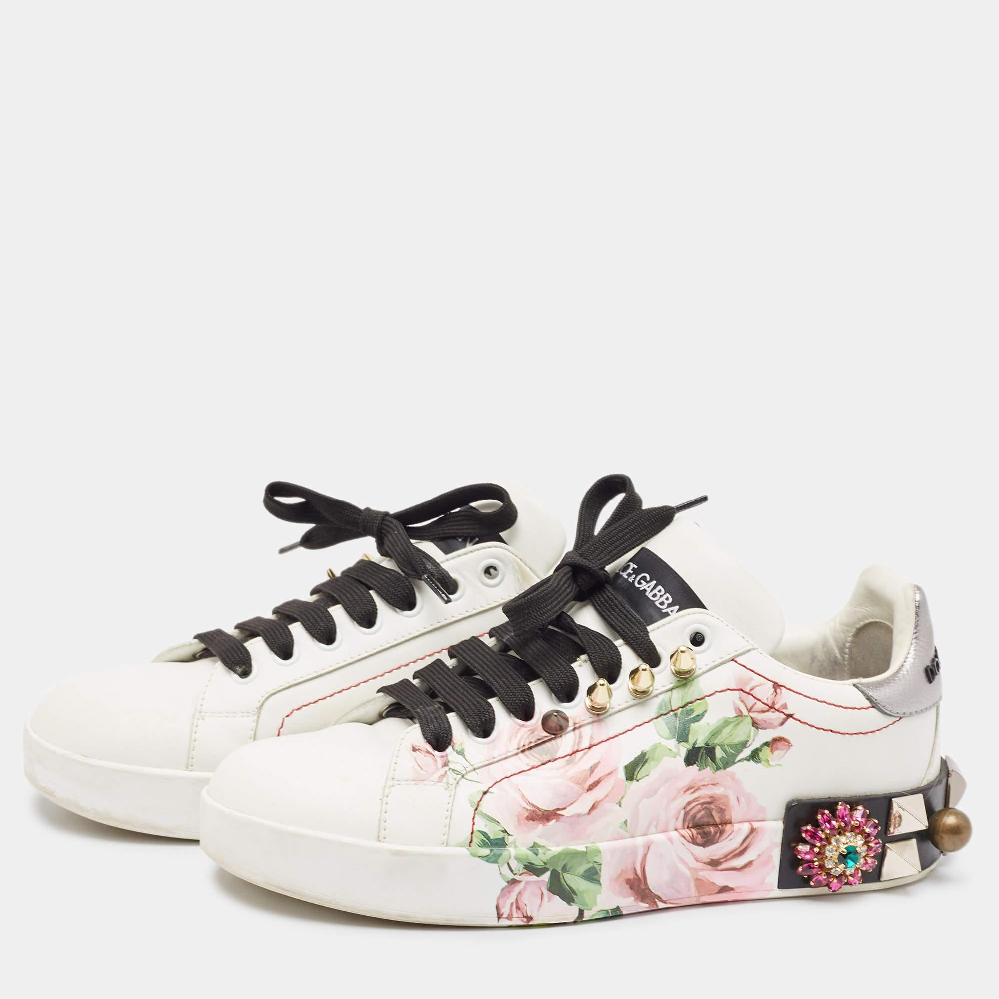 Give your outfit a luxe update with this pair of Dolce and Gabbana sneakers. The shoes are sewn perfectly to help you make a statement in them for a long time.
