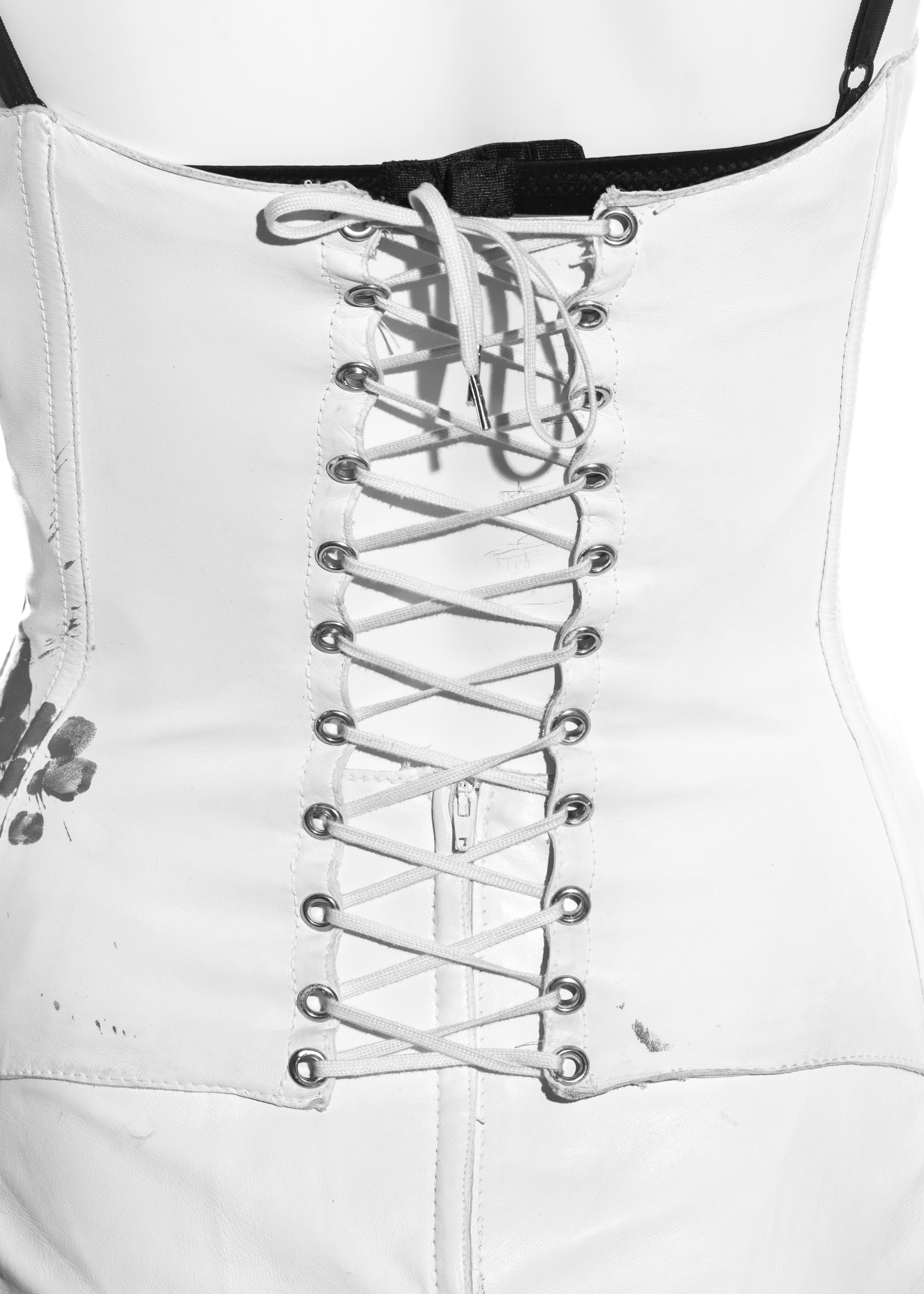 Dolce & Gabbana Korsett und Rock aus weißem Leder mit grauen Farbspritzern, Frühjahr/Sommer 2008 3
