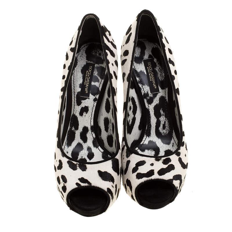 Cast a spell of wonder on your audience whenever you step out in these pumps from Dolce&Gabbana. Beautifully crafted from calf hair in leopard prints, they are enhanced with peep toes and completed with platforms and 11.5 cm heels.

