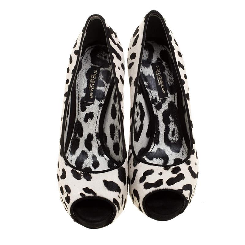Mit diesen Pumps von Dolce&Gabbana ziehen Sie Ihr Publikum in den Bann. Sie sind aus Kalbshaar mit Leopardenmuster gefertigt, haben eine Peep-Toe-Zehe und sind mit einem Plateau und einem 11,5 cm hohen Absatz ausgestattet.

