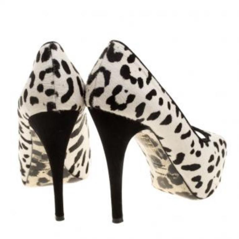 Dolce & Gabbana escarpins à bout ouvert en veau blanc imprimé léopard, taille 35,5 Bon état - En vente à Dubai, Al Qouz 2