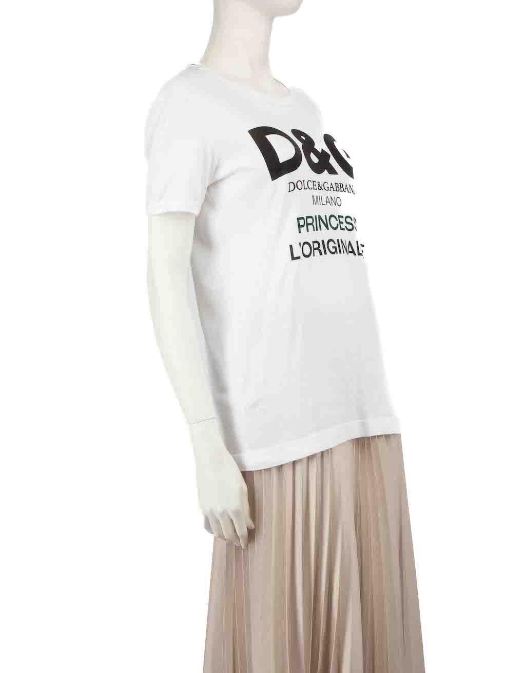 L'ÉTAT est très bon. Cet article de revente Dolce & Gabbana d'occasion ne présente pratiquement aucune trace d'usure visible sur le t-shirt.
 
 
 
 Détails
 
 
 Blanc
 
 Coton
 
 T-shirt à manches courtes
 
 Extensible
 
 Encolure ronde
 
