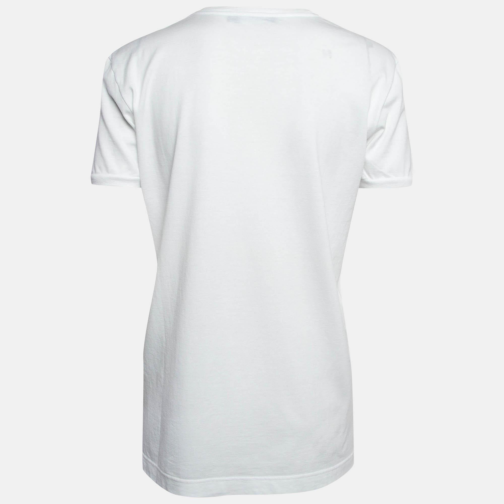 Elevate your everyday style with this meticulously crafted Dolce and Gabbana T shirt. Impeccable tailoring ensures a perfect fit while the breathable fabric offers unparalleled ease. The creation fuses fashion and comfort seamlessly.