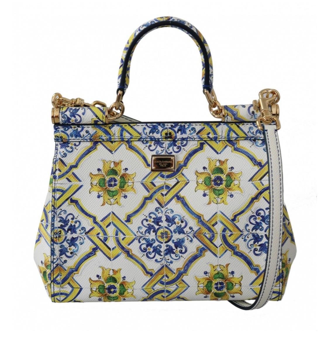 Absolutely stunning, 100%
Authentic, brand new with tags Dolce
& Gabbana Printed dauphine leather
shoulder bag Sicily with majolica print
and metal logo plate.
Model: Sicily Bag
Color: White Majolica print
Material: 100% Leather
Magnetic