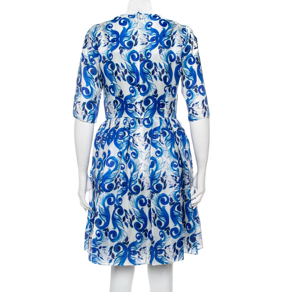Dolce & Gabbana is loved for their prints and lush designs. The blue and white Majolica print adds an exotic feel to this dress. Designed in a flared silhouette, this visually delightful dress can be worn to your Sunday brunches and garden parties