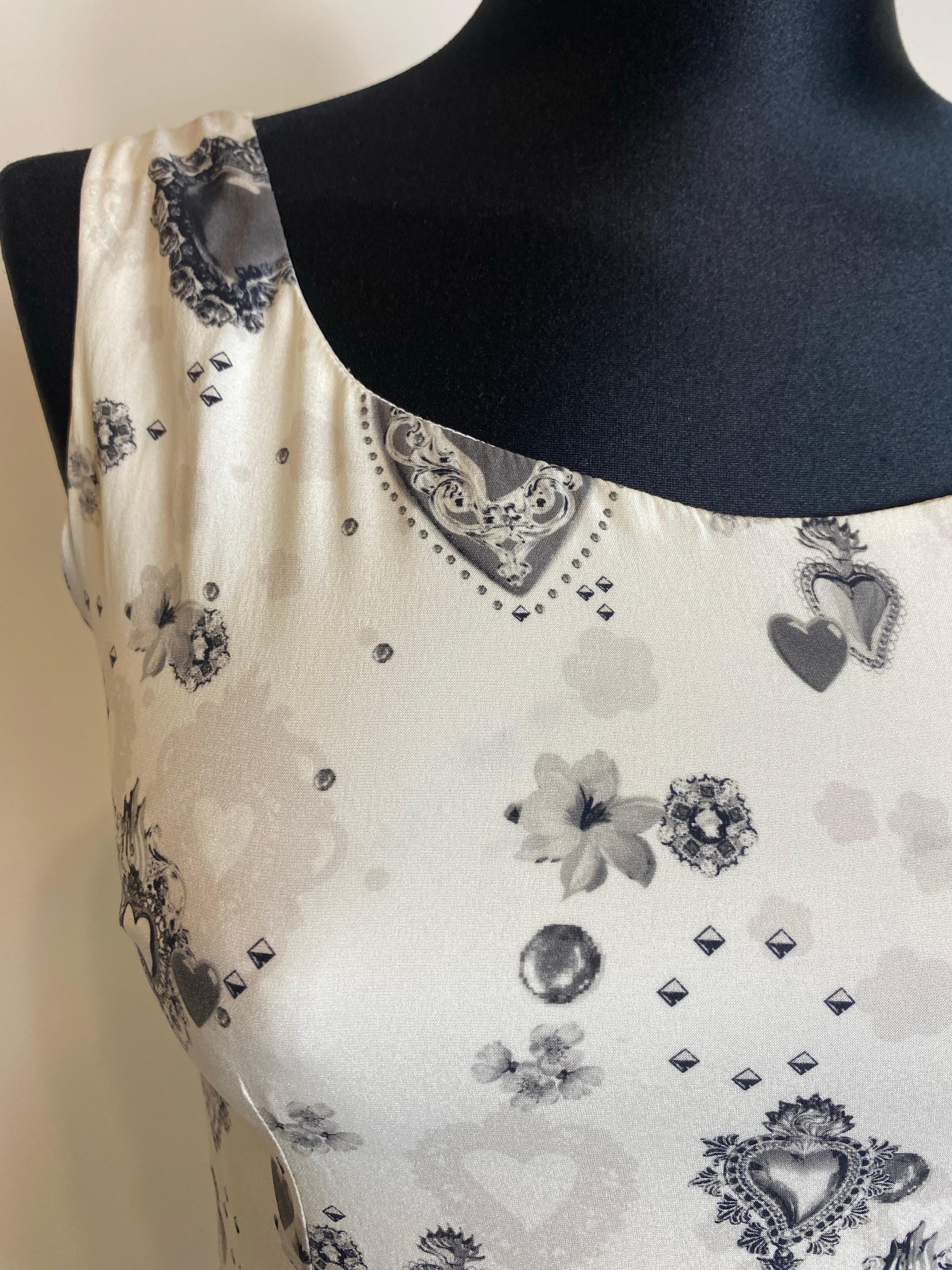 Robe midi blanche avec cœurs noirs Dolce & Gabbana.
Taille 38 IT.
Pas de Label de composition, il semble que ce soit un mélange de soie.
Taille 34 cm.
Longueur 95 cm.
Excellent état.