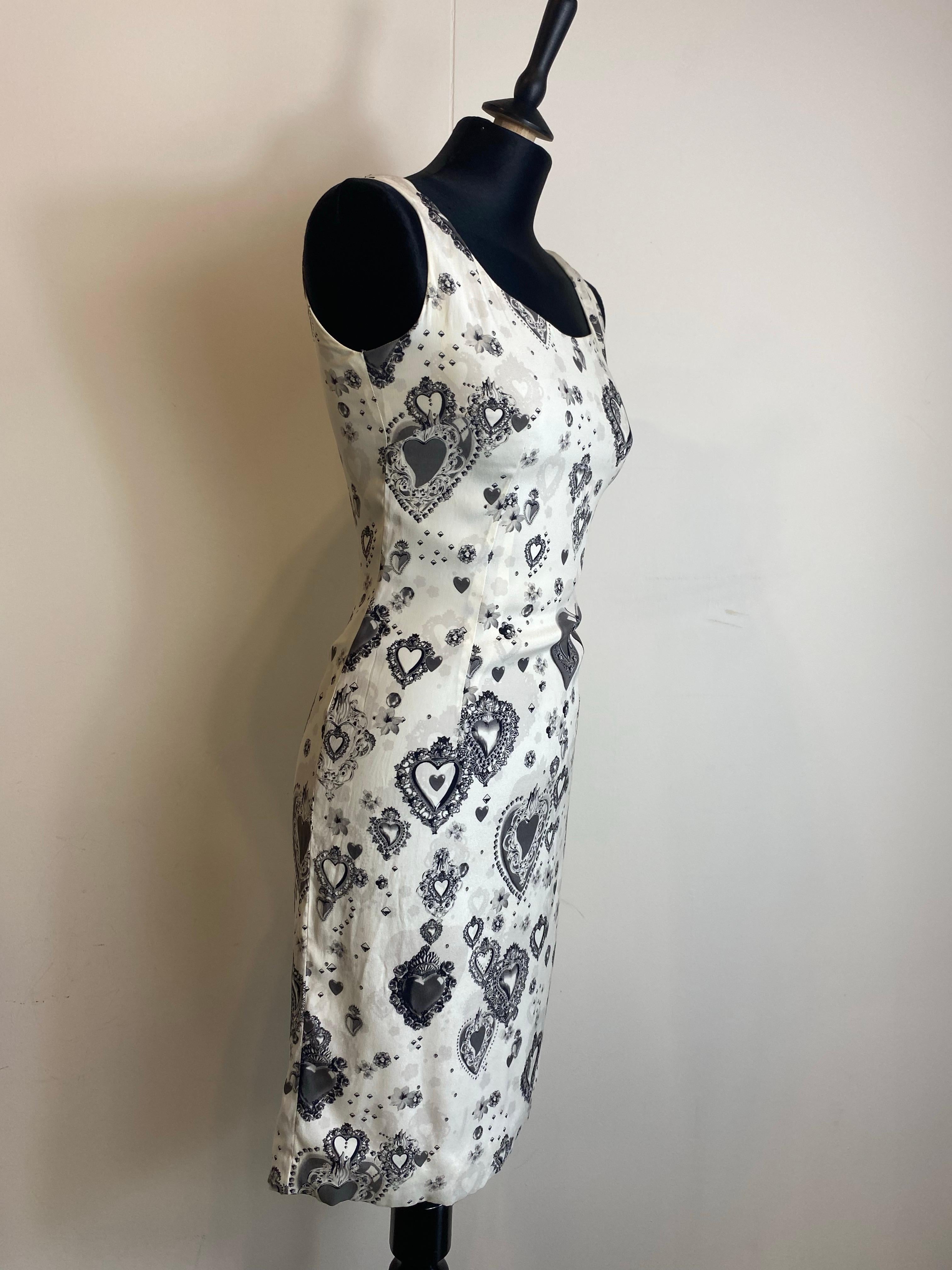 Gris Robe midi blanche avec cœurs noirs Dolce & Gabbana. en vente