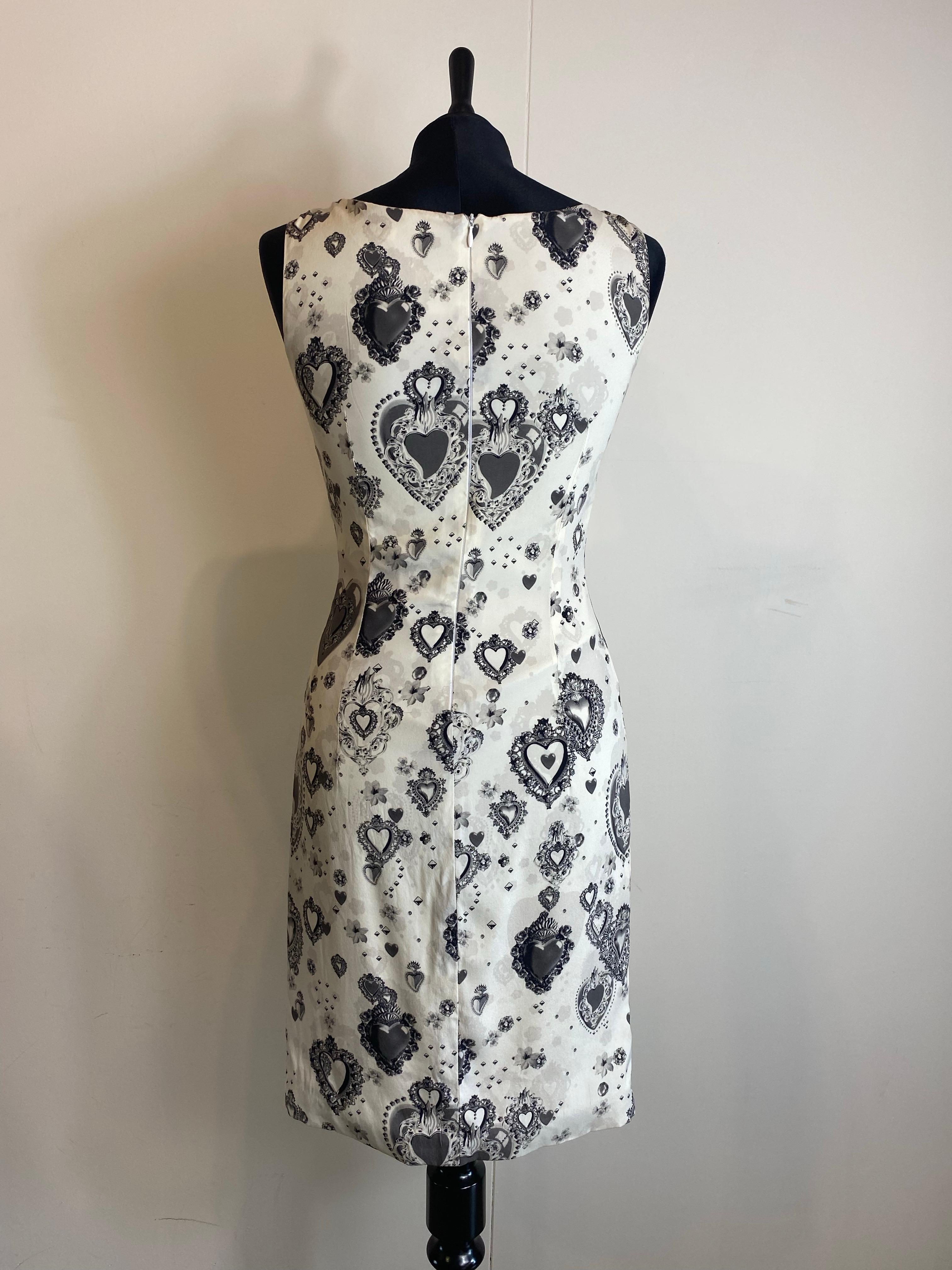 Robe midi blanche avec cœurs noirs Dolce & Gabbana. Unisexe en vente