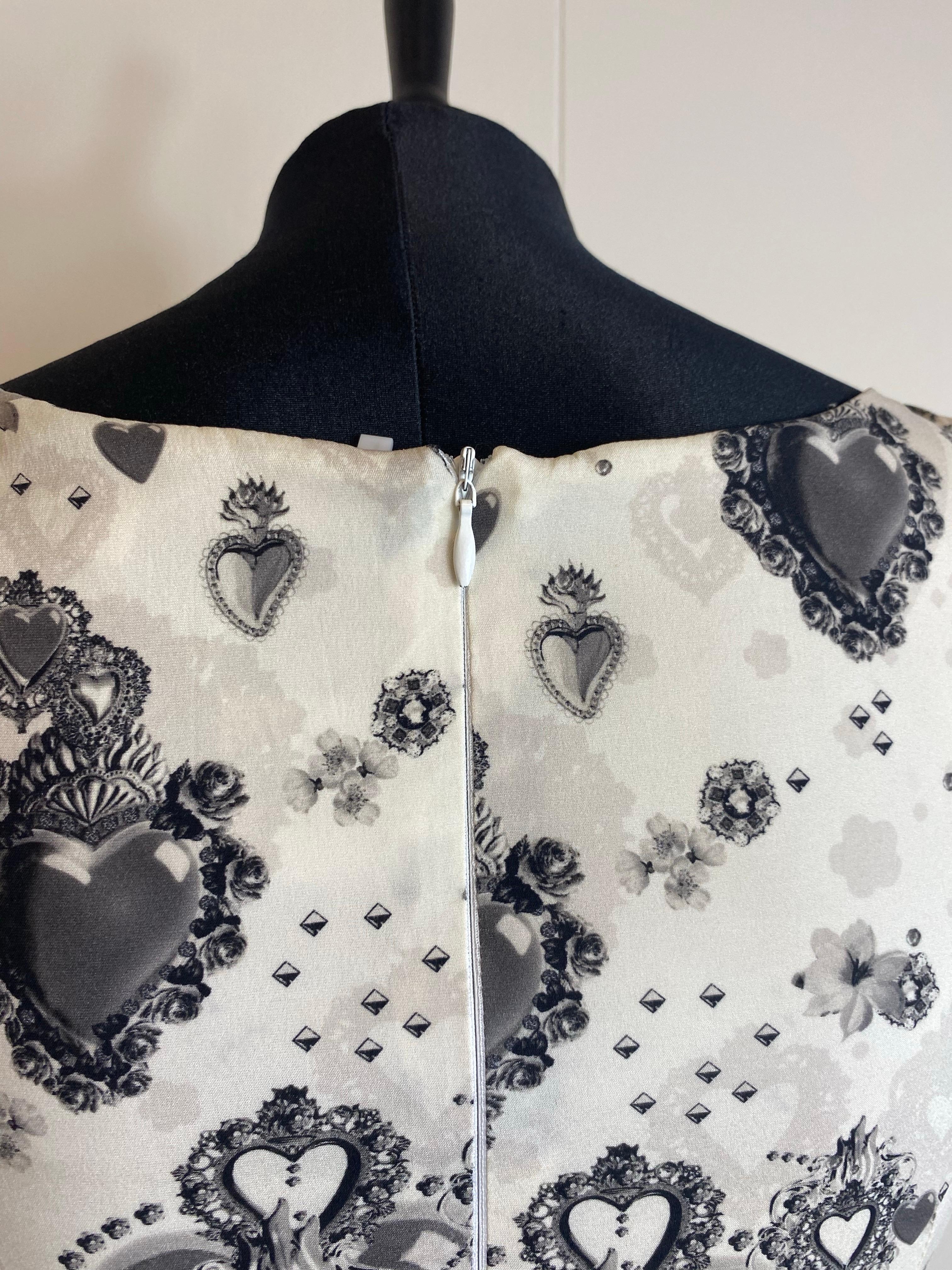 Robe midi blanche avec cœurs noirs Dolce & Gabbana. en vente 1