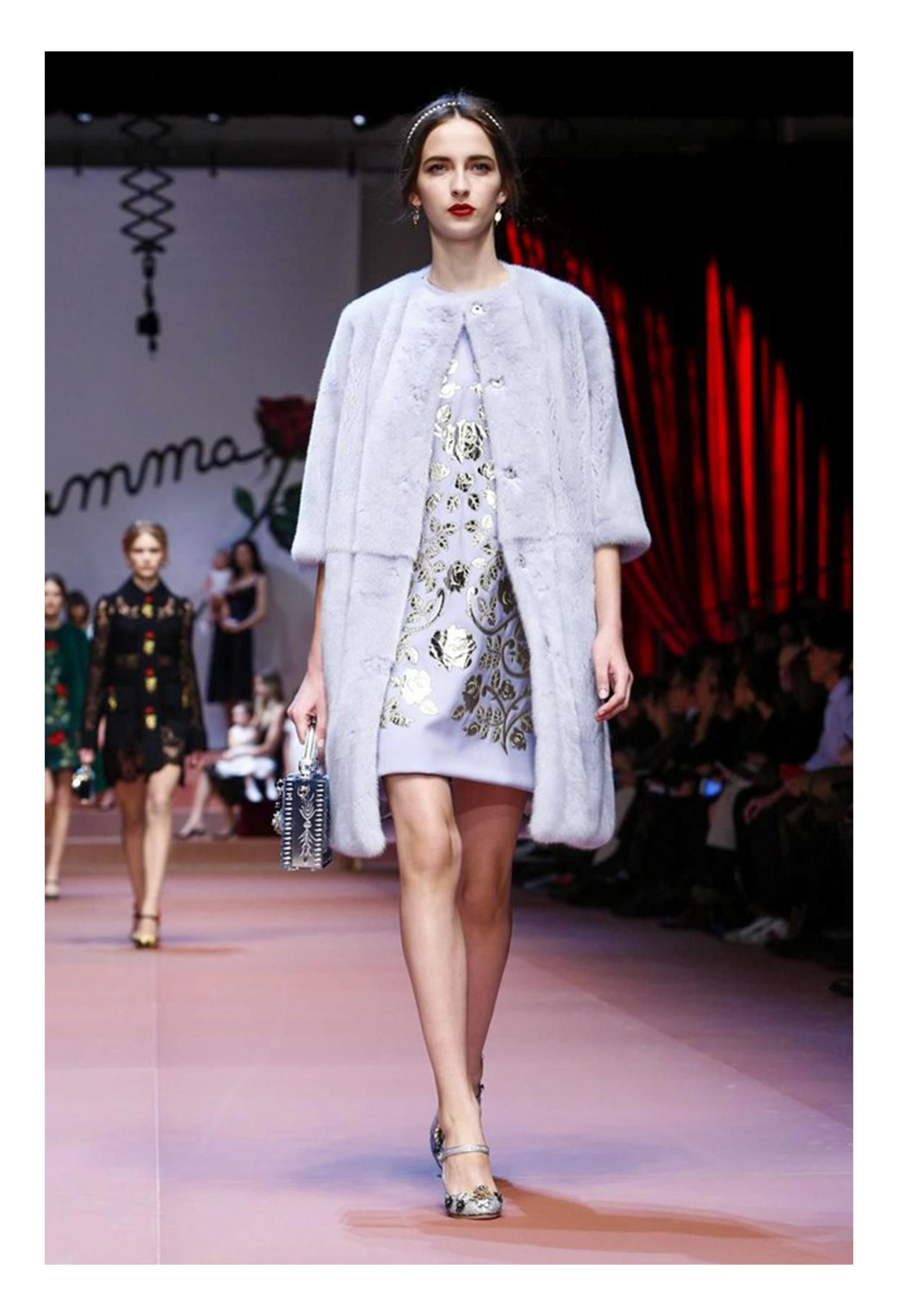 Resurrection Vintage è lieta di offrire un cappotto in visone bianco di Dolce & Gabbana, caratterizzato da ampie maniche corte, collo rotondo e senza colletto, chiusure frontali con ganci nascosti e lunghezza sopra il ginocchio. 

Dolce e