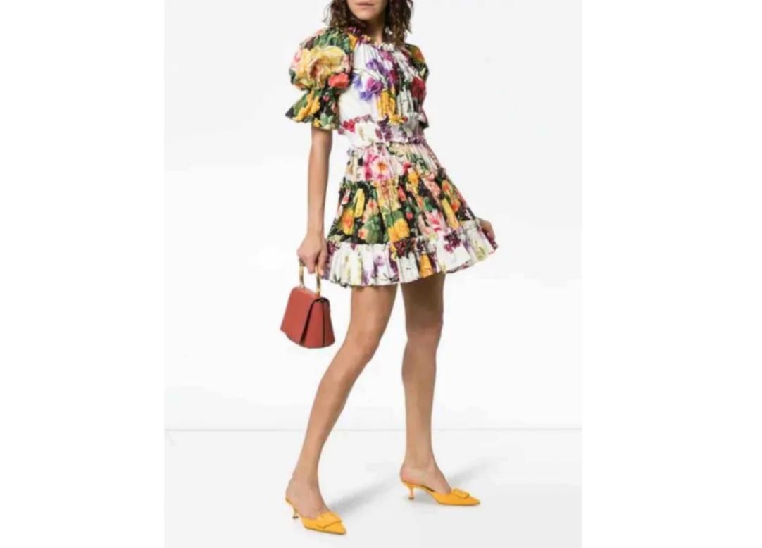 Precioso vestido multicolor 100% auténtico de Dolce & Gabbana, nuevo con etiquetas, con los accesorios adecuados para un look impecablemente a la moda. Magníficamente confeccionado para ofrecerte el mejor ajuste, este vestido tiene mangas