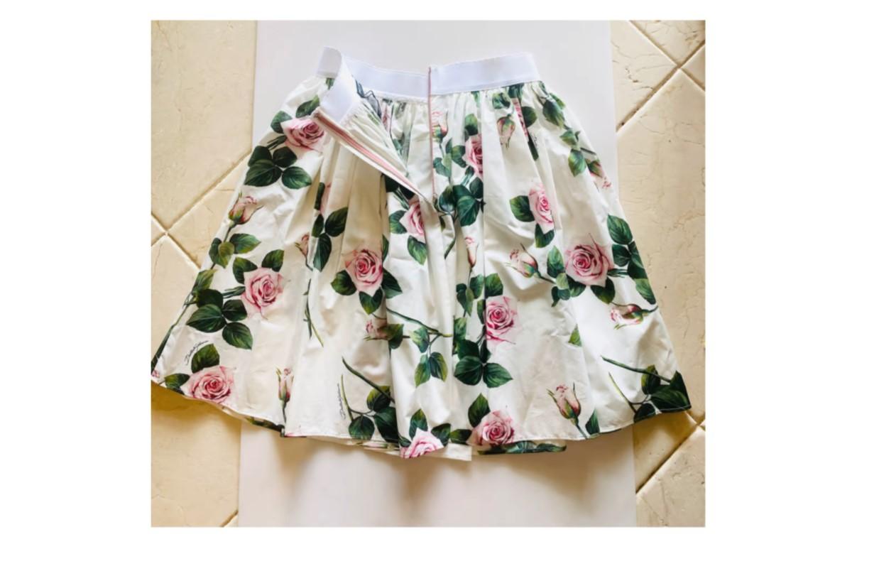 Dolce & Gabbana Tropical Rose cotton skirt stretch waist 
100% cotton 
Size 42IT, UK10, M 
Brand new with original tags! 
Please check my other DG clothing & accessories & bags in this beautiful print!