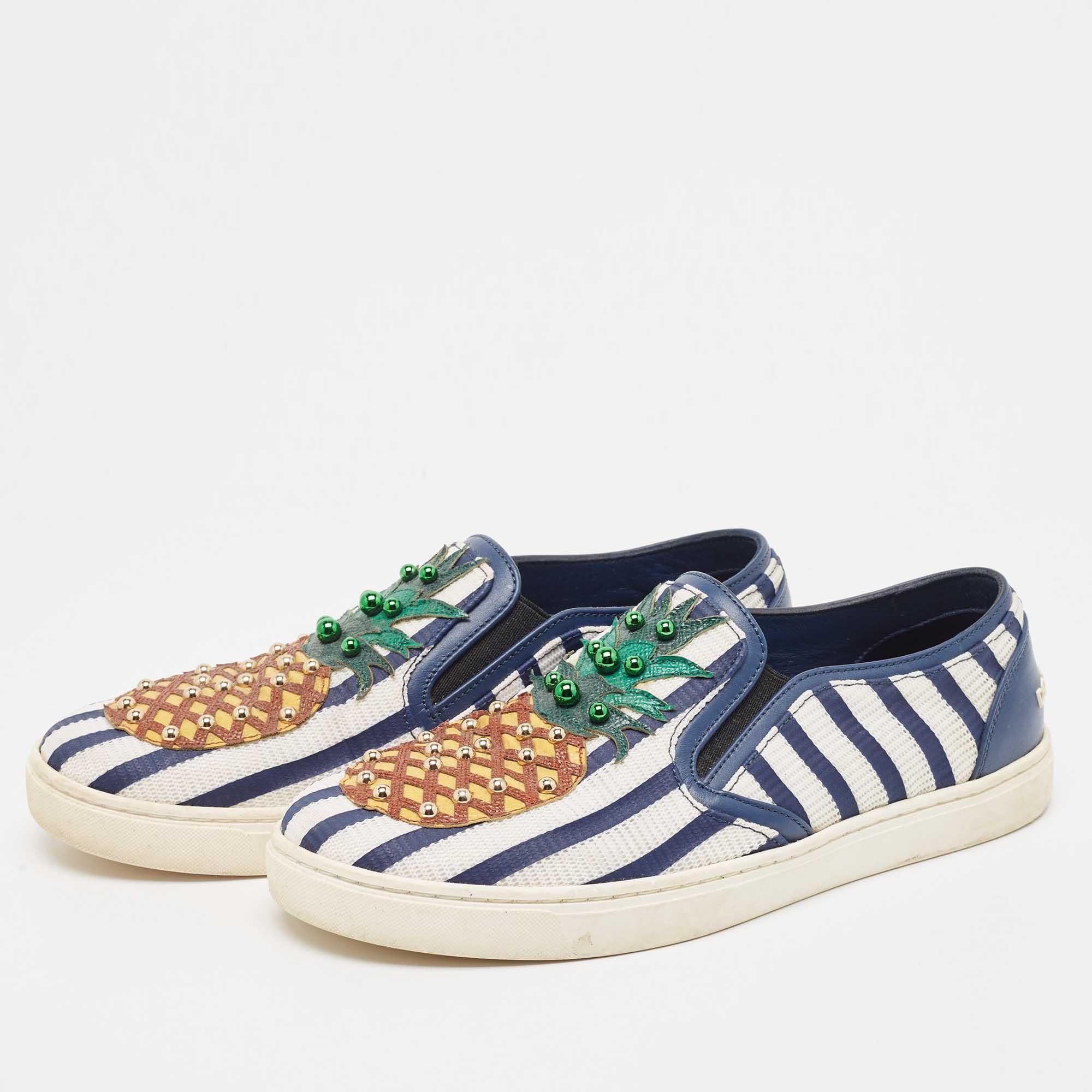 Con una silueta clásica, estas zapatillas de diseño son una combinación perfecta de lujo, comodidad y estilo. Estas zapatillas están acabadas con detalles de la firma y cómodas plantillas.