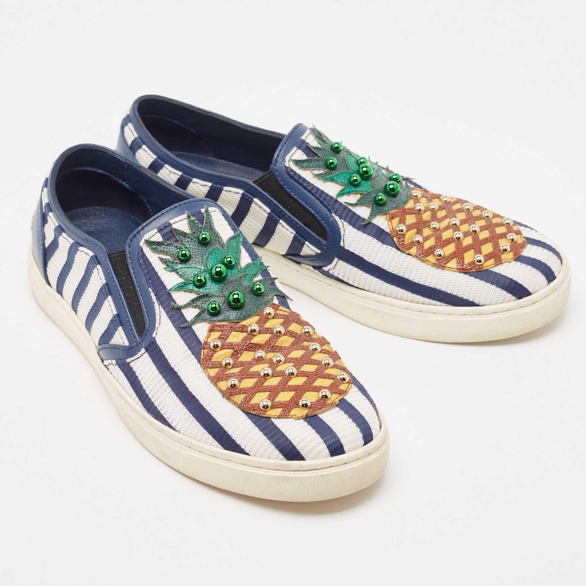 Dolce & Gabbana Zapatillas bajas de lona y tela en blanco/azul marino Talla 37.5 en Bueno Estado en Dubai, Al Qouz 2