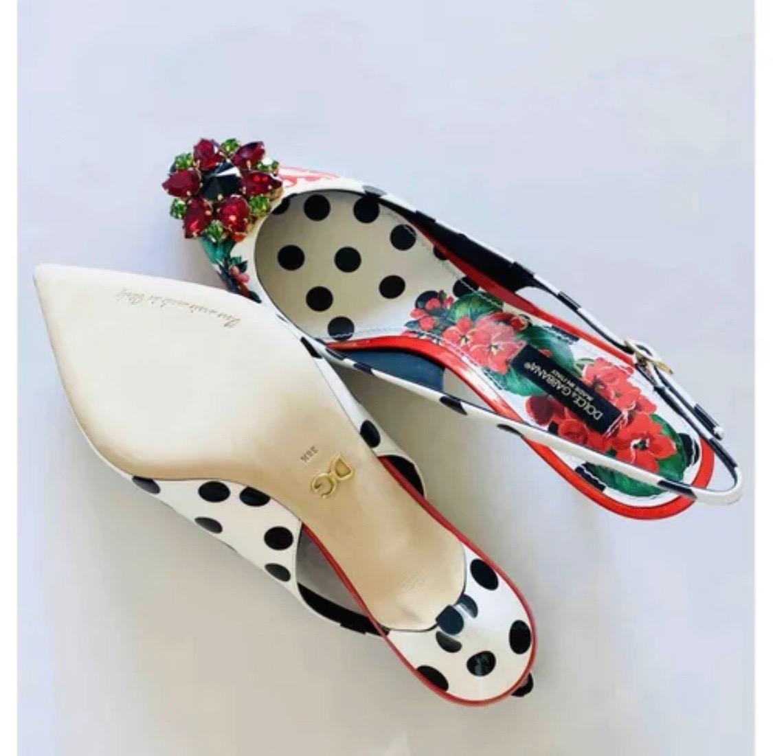 Dolce & Gabbana Weißer Polkadot
Rote Taormina Schuhe mit Absatz aus Geranienmuster 2