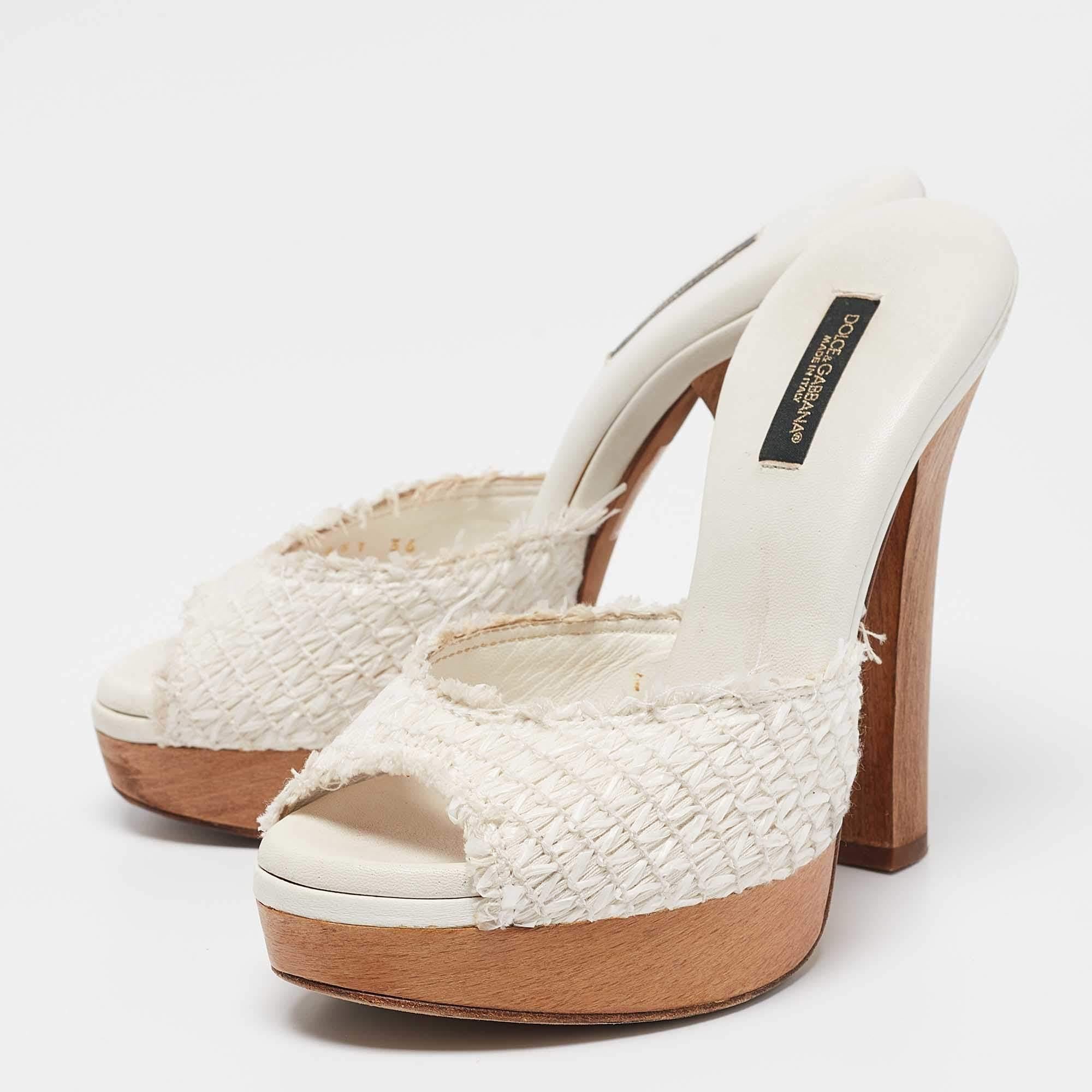 Des chaussures merveilleusement fabriquées ajoutées à des éléments de classe pour bien s'adapter et s'associer parfaitement à tous vos projets. Faites vôtres ces diapositives Dolce and Gabbana dès aujourd'hui