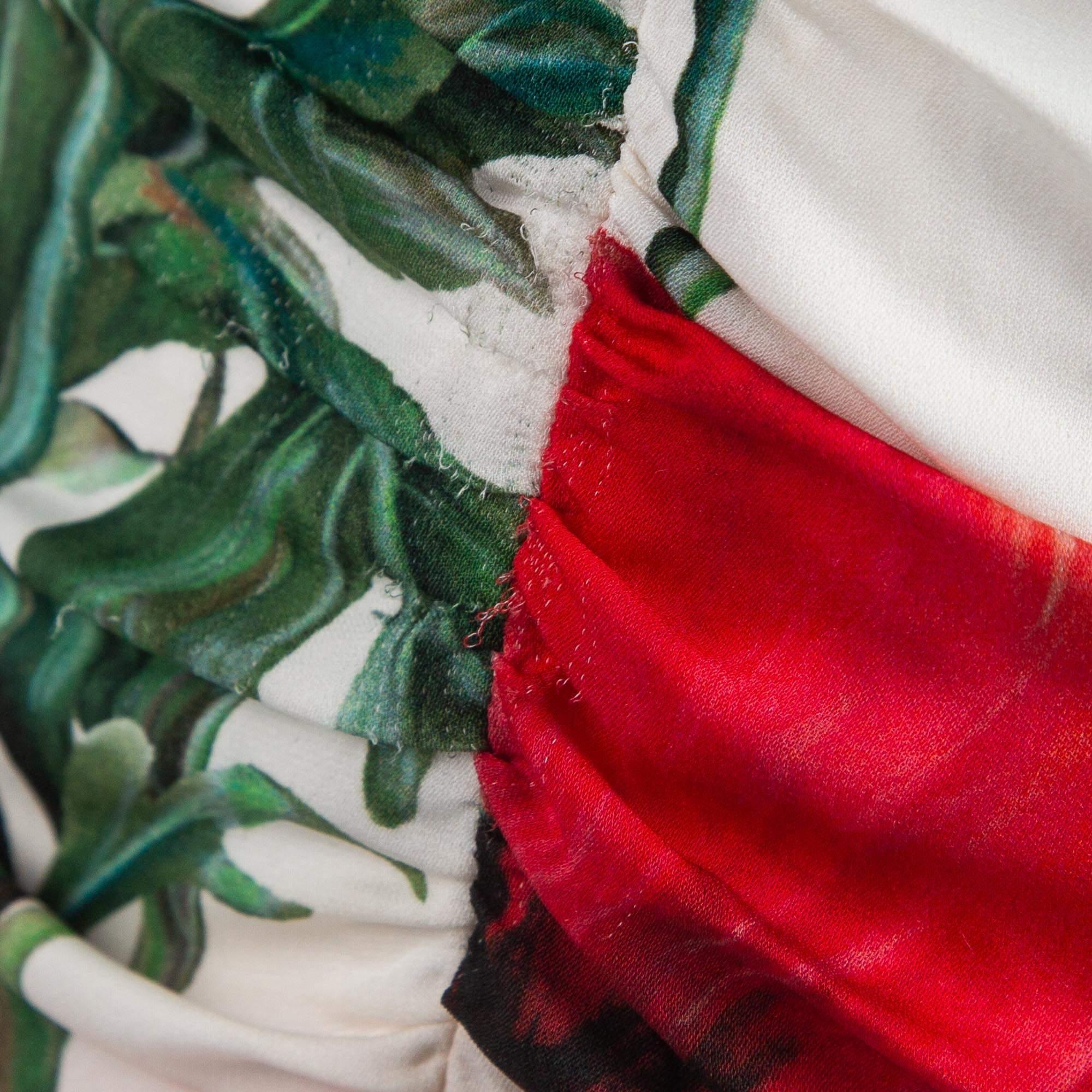 Dolce & Gabbana Weißes/rotes Minikleid aus geraffter Seide mit Blumendruck in Weiß/Rot, M im Zustand „Gut“ im Angebot in Dubai, Al Qouz 2