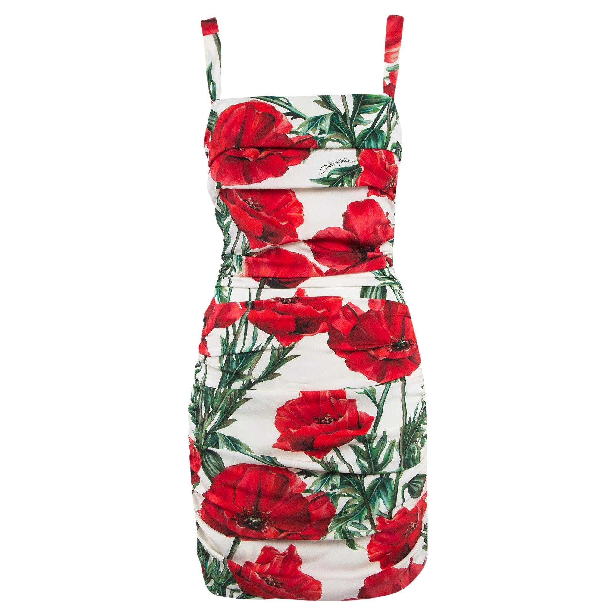 Dolce & Gabbana Weißes/rotes Minikleid aus geraffter Seide mit Blumendruck in Weiß/Rot, M im Angebot