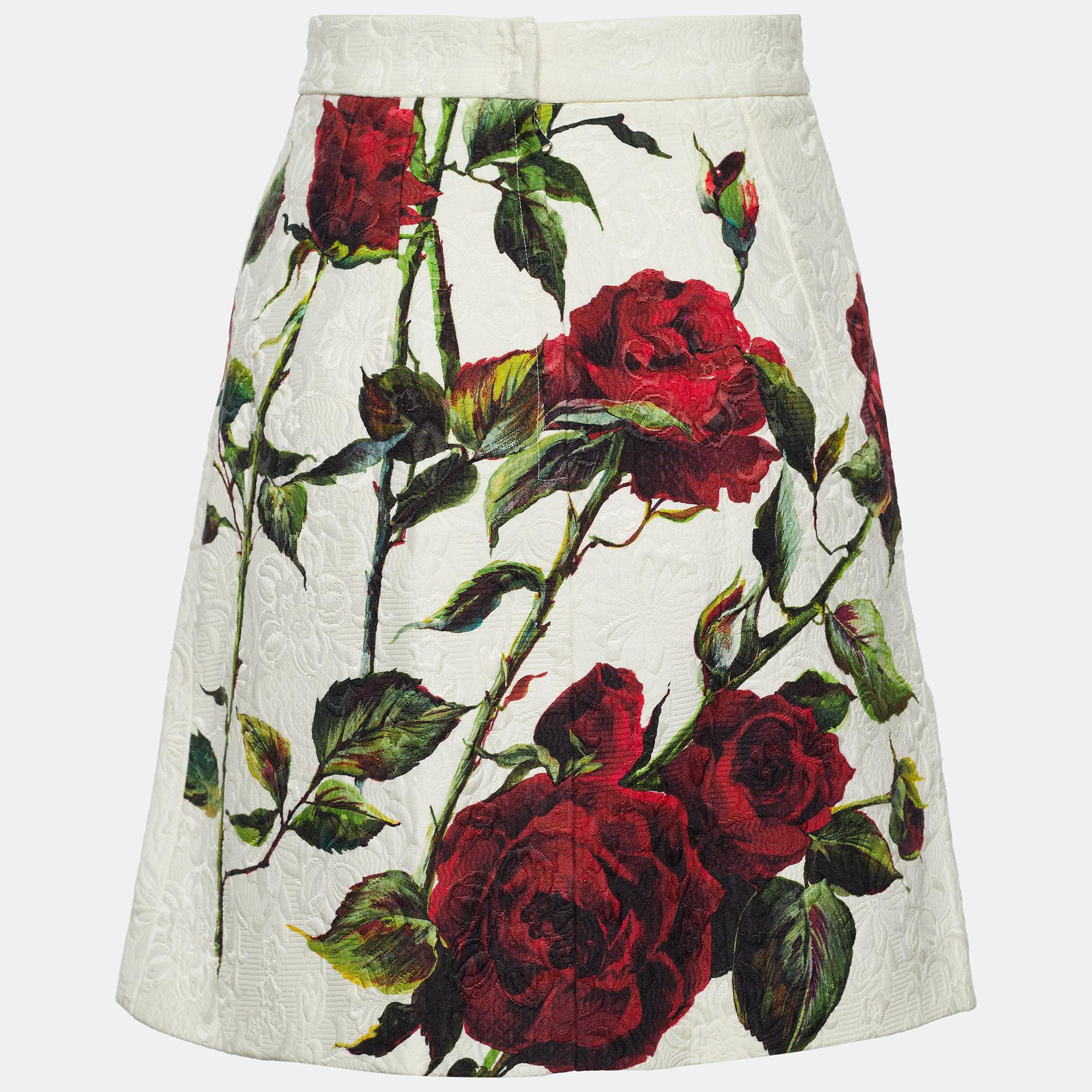 Cut into a feminine silhouette, this skirt by Dolce & Gabbana will impress you with its romantic aesthetic and elegant appeal. It is beautifully crafted from a mix of quality fabrics and is decorated with a pleasant rose print. Wear it with a crop