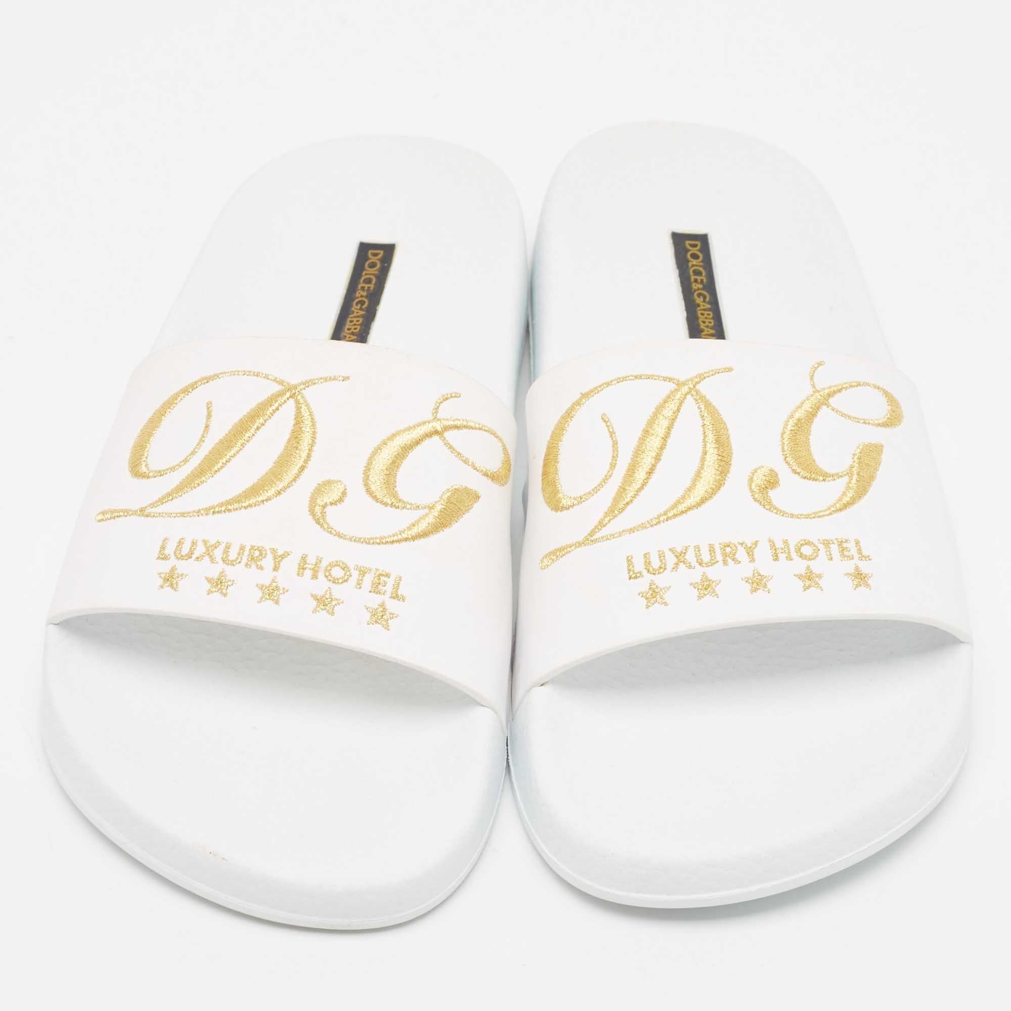 Dolce & Gabbana - Escarpins DG brodés en caoutchouc blanc, taille 36 Bon état - En vente à Dubai, Al Qouz 2