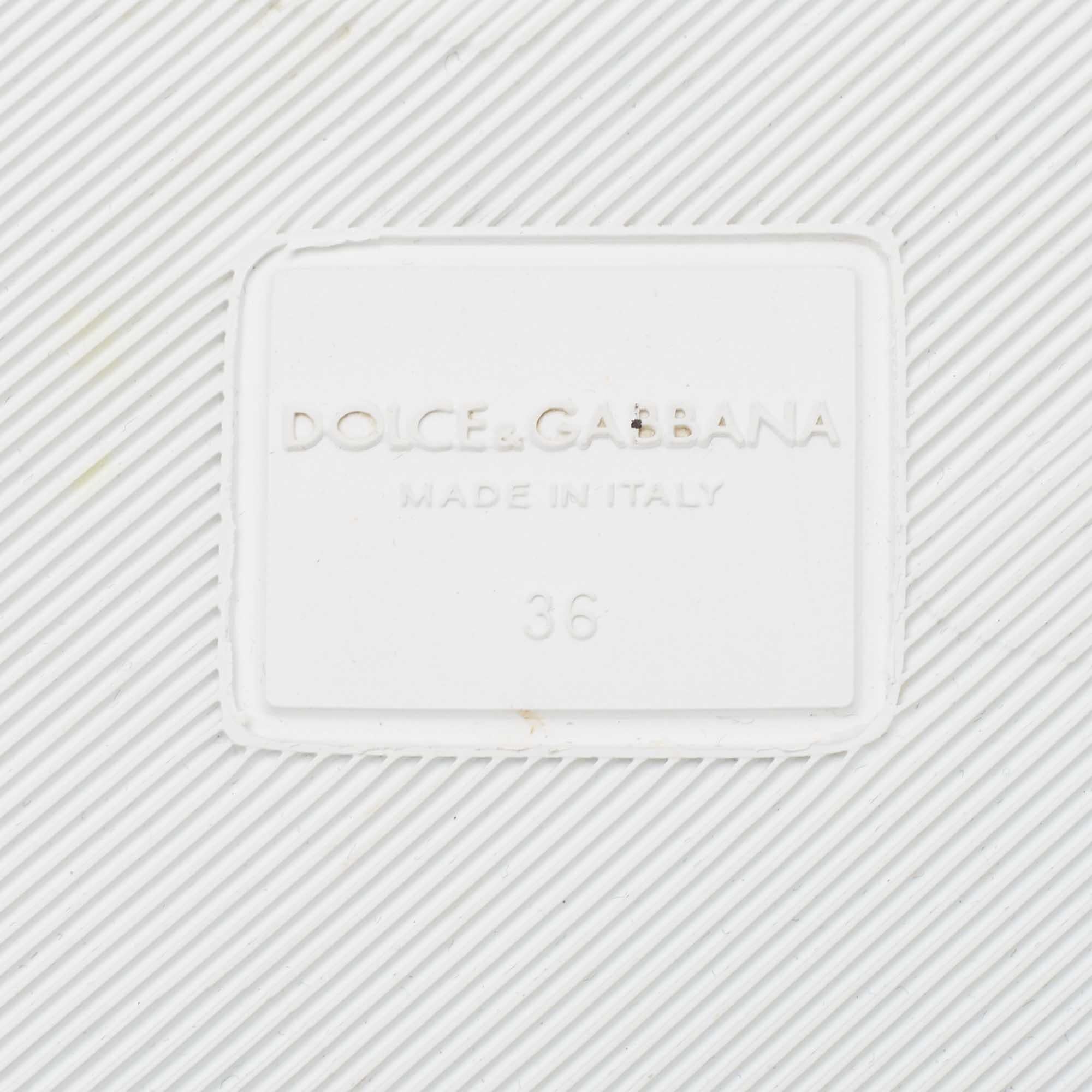 Dolce & Gabbana - Escarpins DG brodés en caoutchouc blanc, taille 36 en vente 4