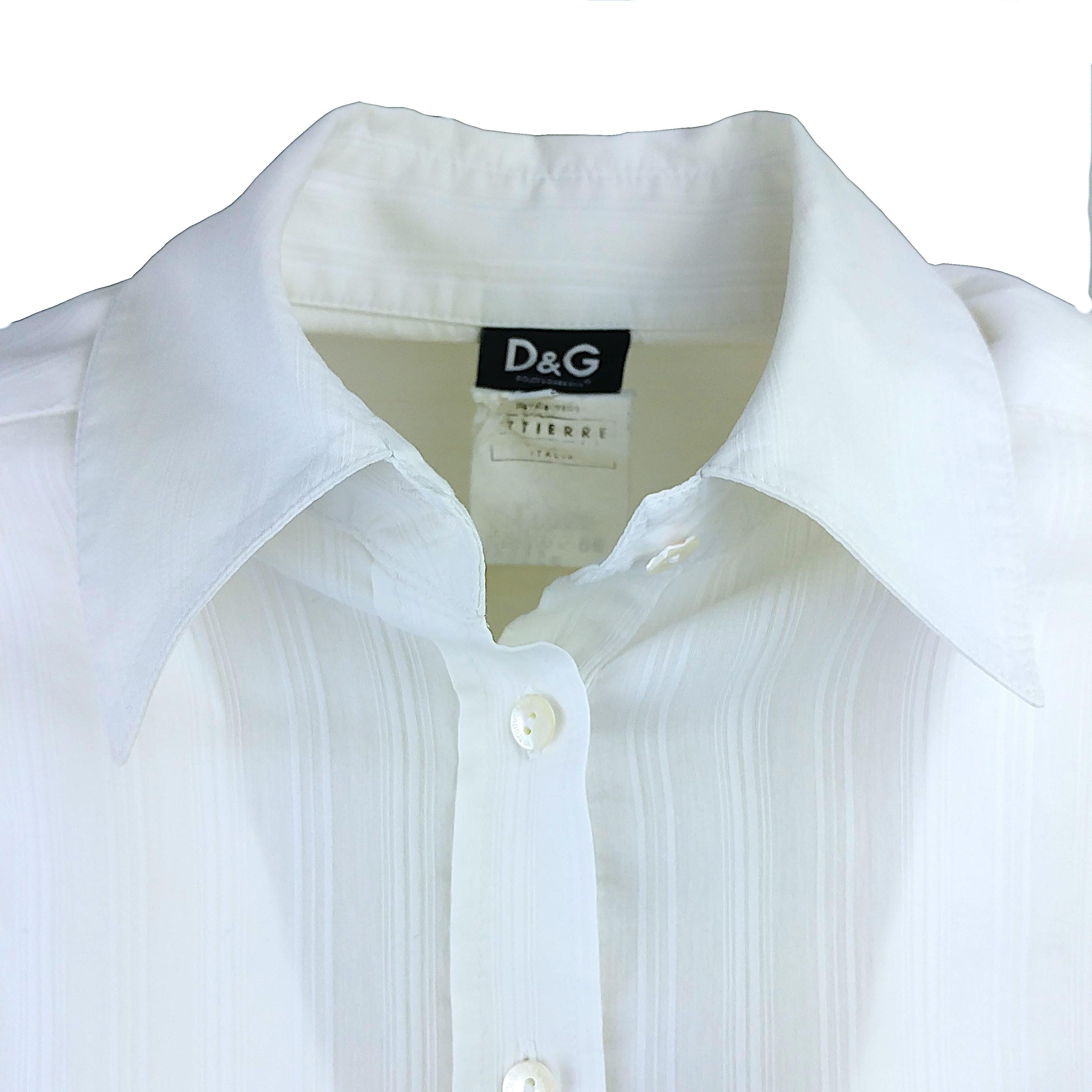 This is a white shirt with long sleeves with a slim fit, part of the Spring-Summer 2006 collection, which marked the 20th anniversary of the brand and, according to the general drift of the stylists, was “designed for a teenager's long night out in
