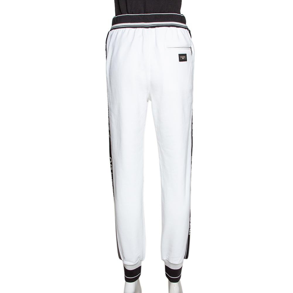 Dolce & Gabbana brings you this pair of track pants that feature an elasticated waistband, pockets and logo bands for that signature appeal. The pair is bound to offer a relaxed fit.

