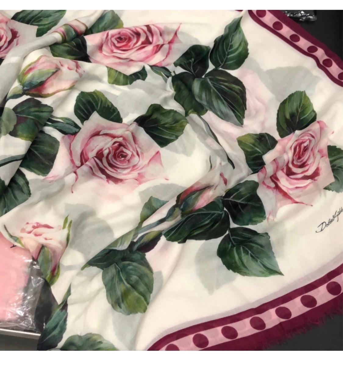Gray Dolce & Gabbana White Tropical
Rose printed cashmere modal blended scarf wrap