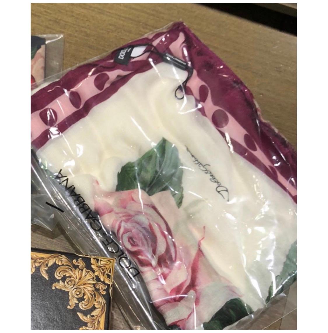 Dolce & Gabbana White Tropical
Rose printed cashmere modal blended scarf wrap In Fair Condition In WELWYN, GB