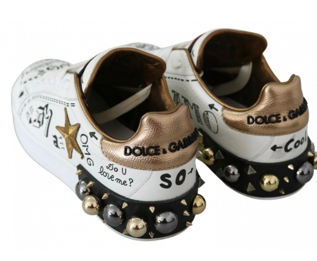 Wunderschöne Preowned mit Tags,
100% authentisch Dolce &
Gabbana Schuhe.
Modell: Sportliche Turnschuhe
Farbe: Weiß mit mehrfarbigen Verzierungen
Material: Leder
Sohle: Gummi
Rotes und klares Kristall verziert
herz
Logo-Details
Hergestellt in