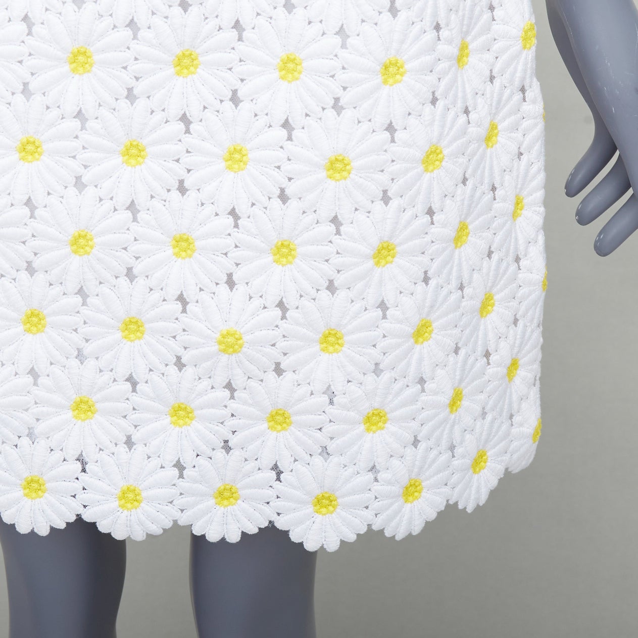 DOLCE GABBANA white yellow daisy embroidery anglais skirt IT40 S
Reference: MECG/A00097
Brand: Dolce Gabbana
Designer: Domenico Dolce and Stefano Gabbana
Material: Cotton, Blend
Color: White, Yellow
Pattern: Floral
Closure: Zip
Lining: Cream