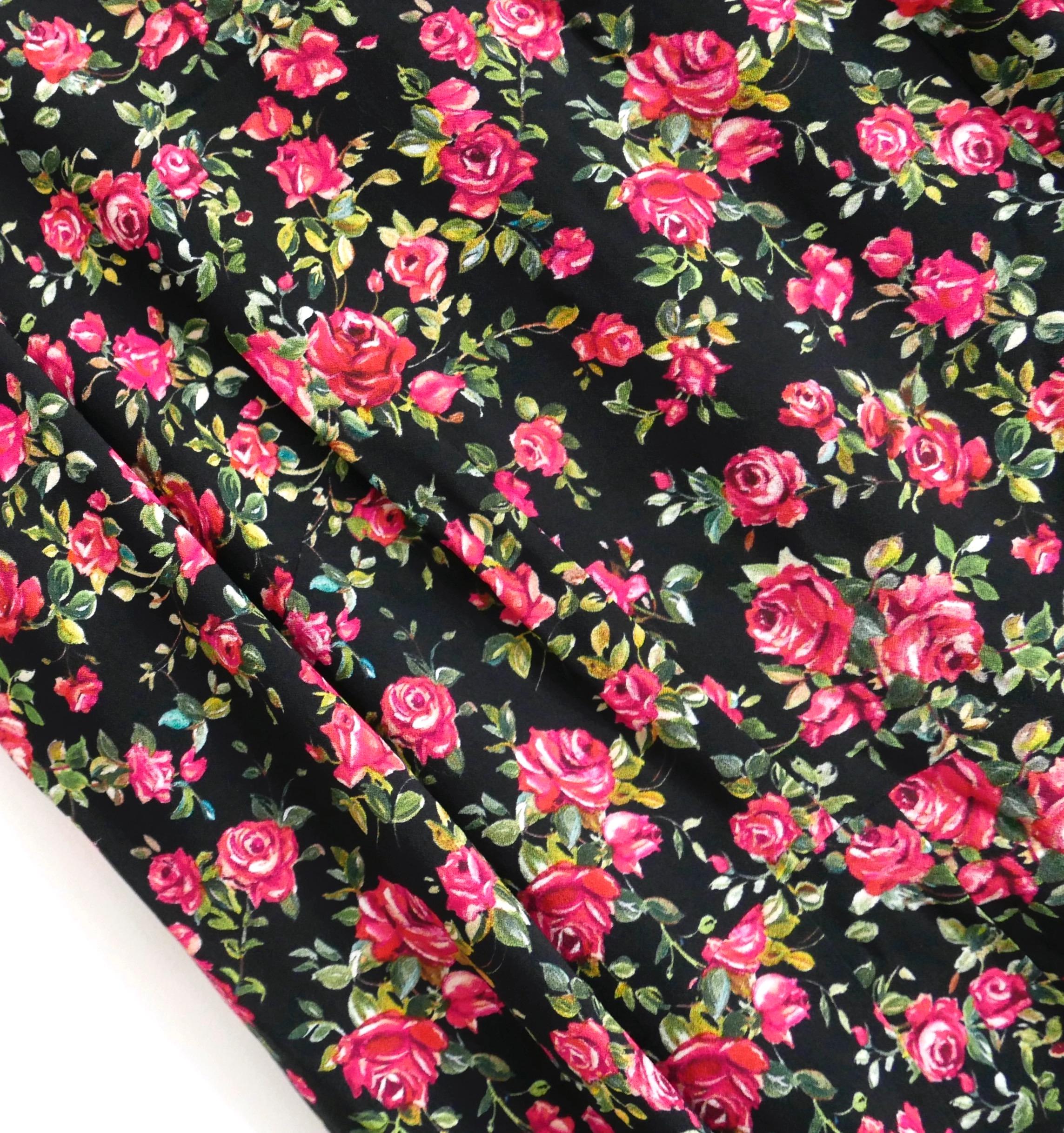 Precioso y ultra femenino vestido tubo con estampado de rosas de Dolce & Gabbana. Comprada por 2175 £ y usada dos veces. Se ha limpiado en seco. Confeccionada en crepé de viscosa negro liso con un delicado estampado de rosas silvestres. Tiene un