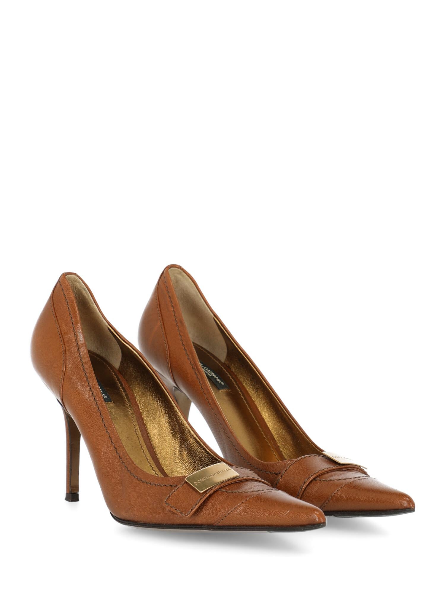 Shoe, leather, solid color, logo placard, pointed toe, leather insole, tapered heel, high heel

Includes: N/A

Product Condition: Good
Heel: prominent scratches, slightly visible marks. Sole: visible signs of use. Upper: negligible wrinkle, visible