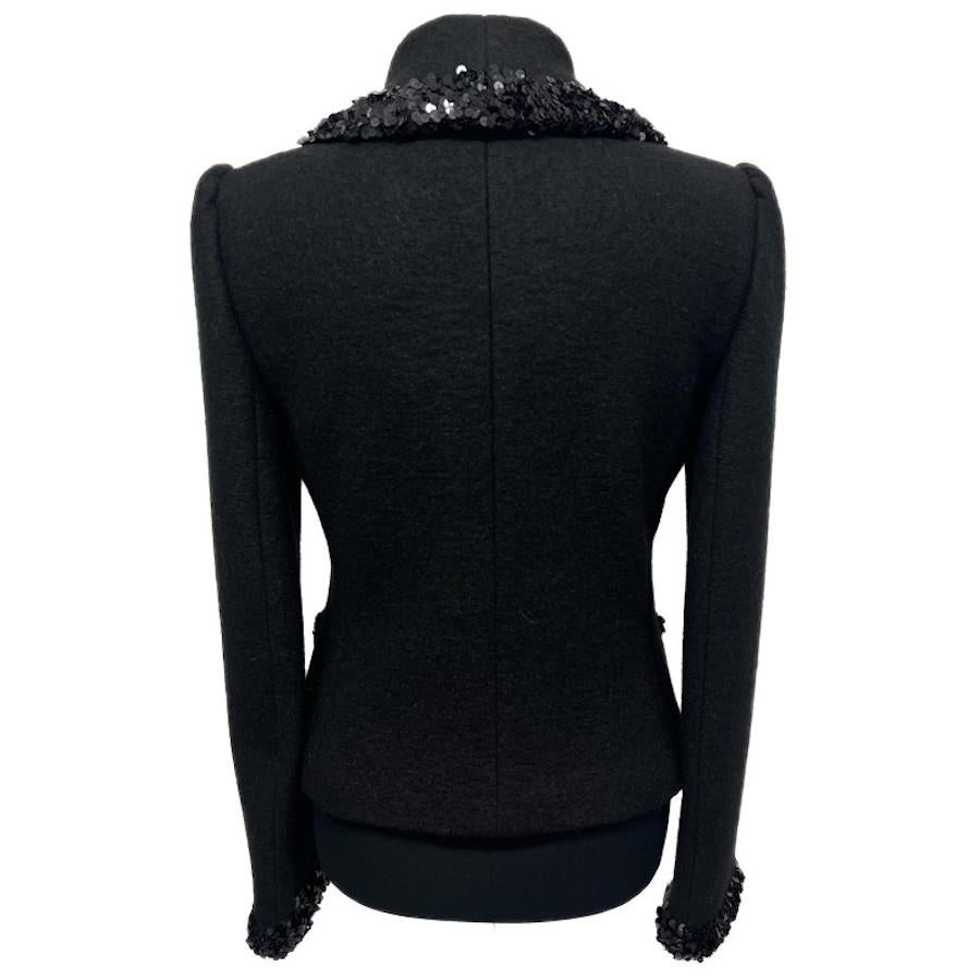 Elegante giacca nera di Dolce & Gabbana con paillettes e fodera con l'iconica pantera.
Condizioni: molto buone
Prodotto in Italia 
Materiale: lana, seta, paillettes
Taglia: 42IT - 38FR
Dimensioni in piano: altezza della giacca 55 cm, larghezza delle