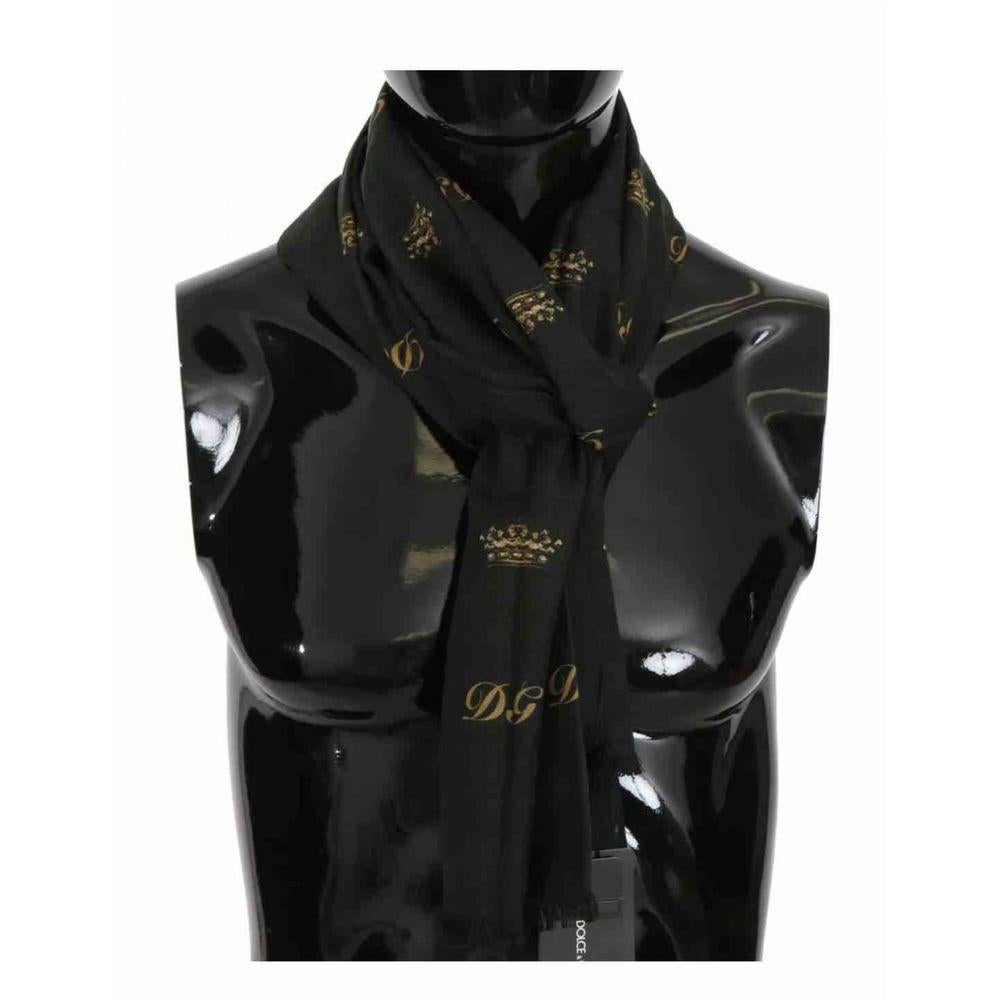 Gorgeous brand new with tags, 100% Authentic Dolce & Gabbana Men's Scarf Wrap. 

Material: 40% Silk 30% Wool 30% Virgin Wool
Color: Green Crown DG Print
Logo details 
Made in Italy
SIZE: 180cm x 65cm
Original tags


General information:
Designer: