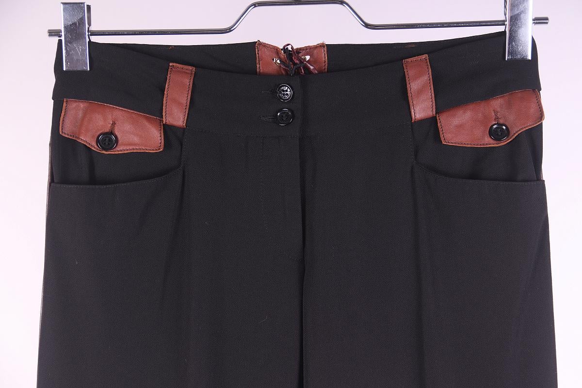Pantalones Dolce & Gabbana de lana con cuero vintage principios de los 2000
talla 38

excelente estado, hay un pequeño matiz en la parte de cuero, ver foto
