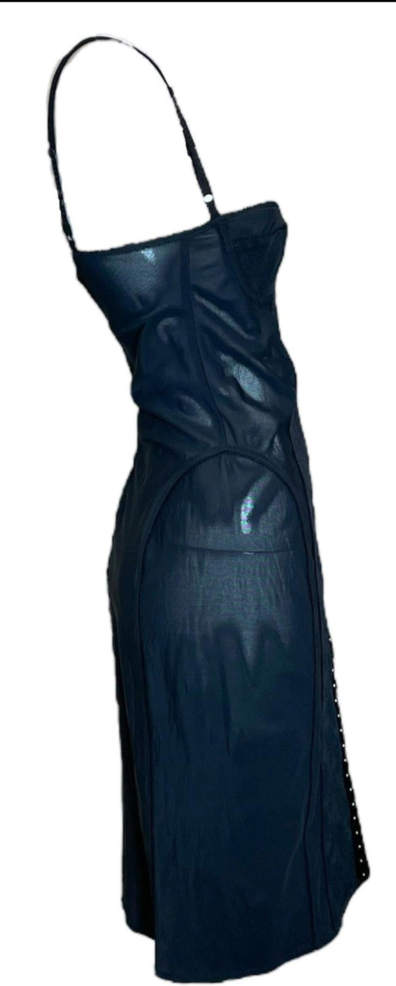 Date un capricho de feminidad moderna con este vestido bustier imprescindible de Dolce & Gabbana. Confeccionado con una parte superior encorsetada y una silueta estilo slip, este vestido ofrece un look inspirado en la lencería que vuelve a poner de