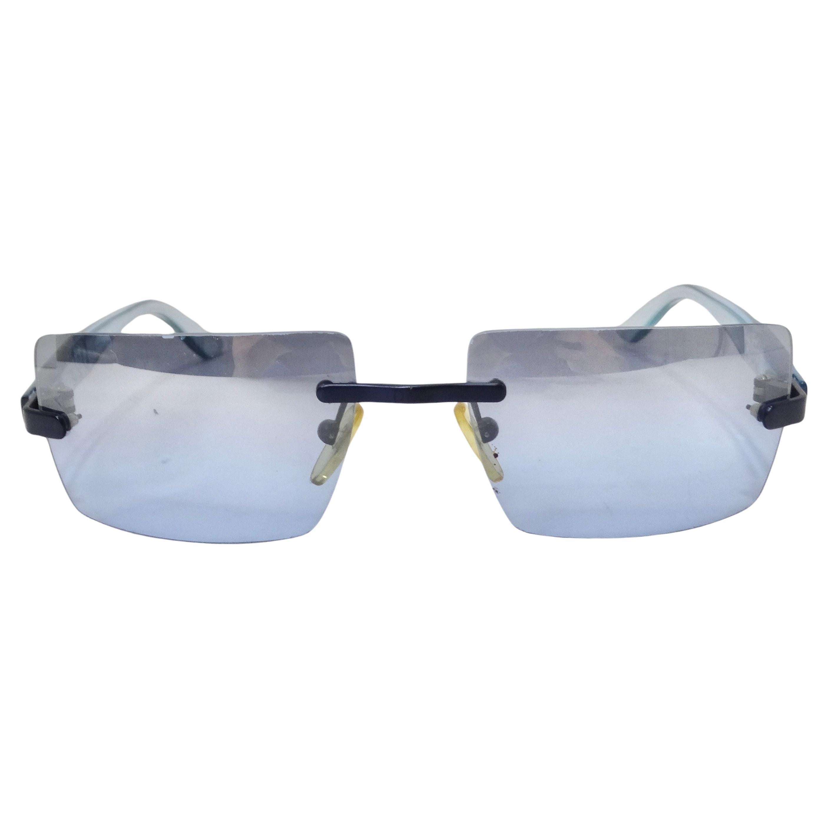 Les lunettes de soleil Dolce & Gabbana Y2K Blue Rectangular Frame Sunglasses rehaussent votre jeu de lunettes. Ces lunettes de soleil sont une fusion captivante de style, de confort et de couleur, conçue pour faire une déclaration de mode