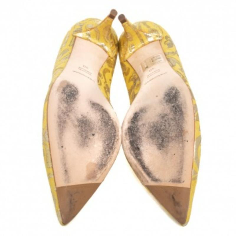 Ci sono scarpe che resistono alla prova del tempo e dei cicli della moda: queste intramontabili décolleté di Dolce & Gabbana sono quelle giuste. Realizzate in tessuto broccato in una tonalità gialla, sono progettate con tagli eleganti, punte e